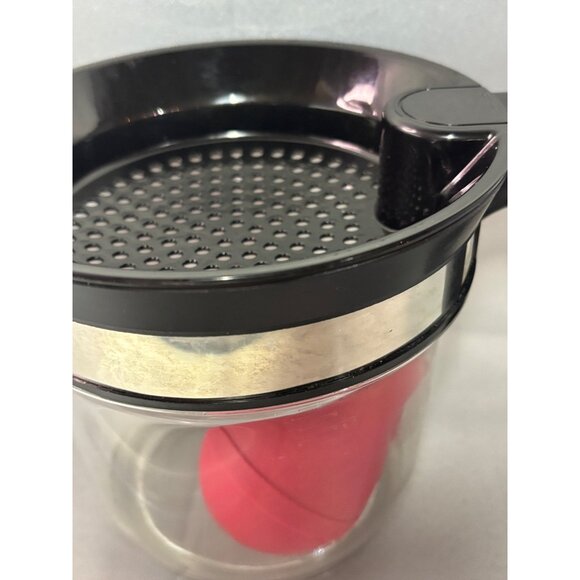 Wecker Gravy Separator (4 Cup) Plastic Strainer & Red Baster - Picture 3 of 4
